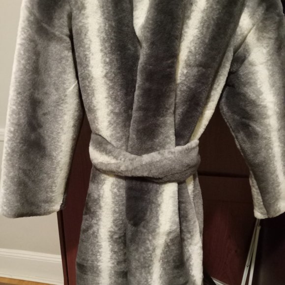 White and gray faux fur coat - Picture 2 of 4